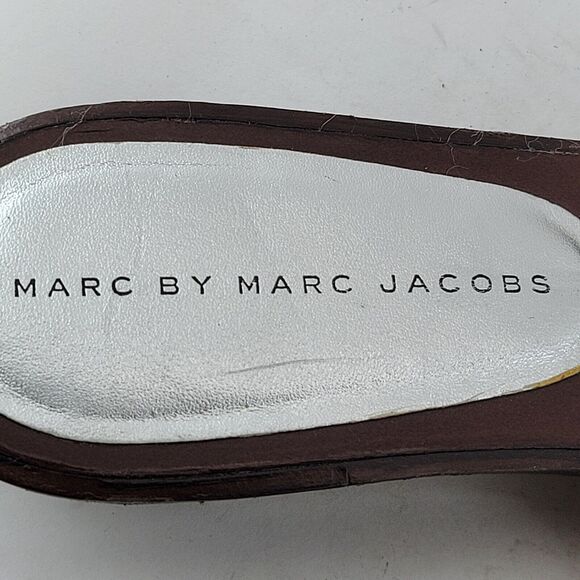 Marc By Marc Jacobs Sandals Size 37.5 7.5 Gold Leather Silver Tone Buckle Thong - Picture 9 of 10